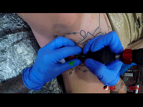 ❤️ Sully Savage, hottie estremamente tatuata, hà fattu un tatuatu nantu à u clitoris Porno fb à porn co.onlyindianpornx.ru ❌️❤